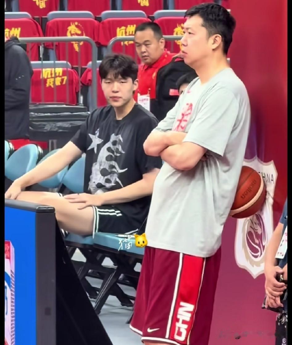王治郅加入男篮教练组真是太好了！心里特别踏实。王治郅真是太好了！女篮有任务他就去