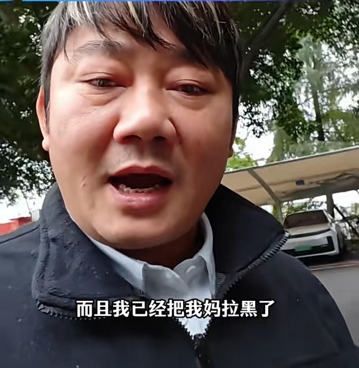 张雪很无奈！已经把他妈妈拉黑了。哎……
因为张雪机车夺冠后，他妈妈接受了一些采访
