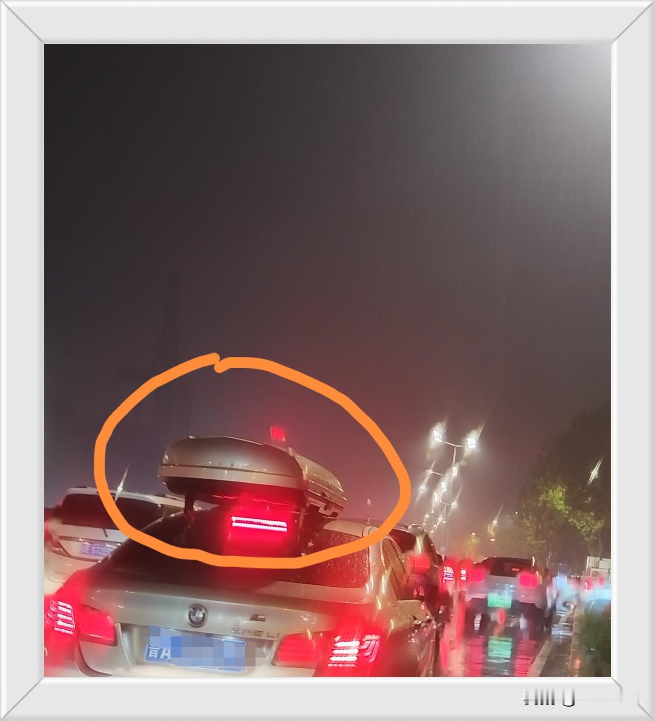 天南地北大拜年经常看到有的私家车在车顶上装了这个（图中划圈圈）东西，也不知道是用