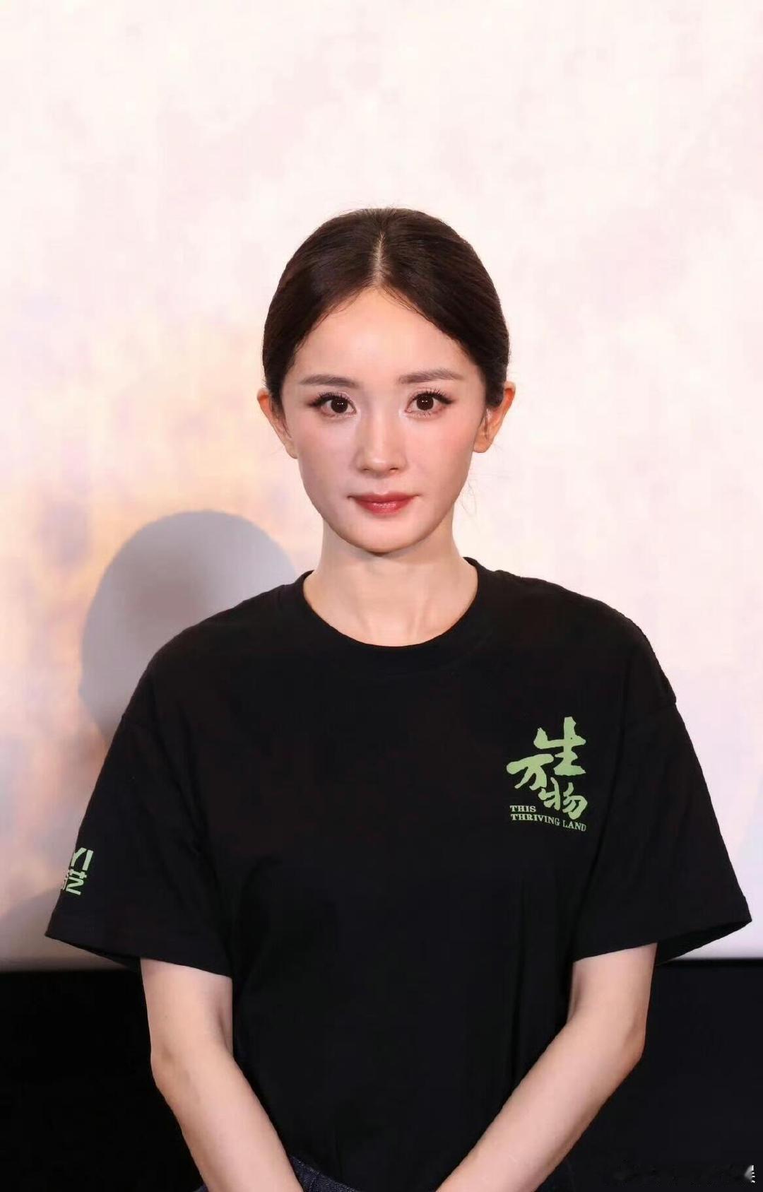 杨幂内娱常青树的权威 杨幂能红这么多年真不是没道理，那双狐狸眼太有辨识度了，别人