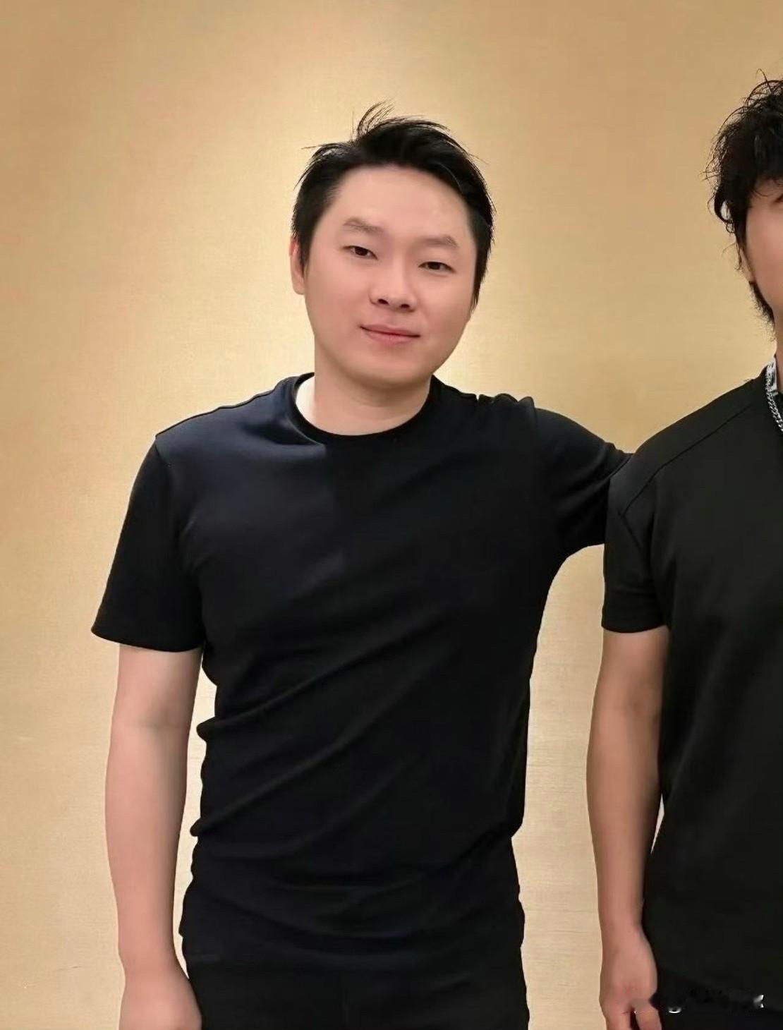 翻看梁博这张近照，不少人感慨男明星疏于保养差别太大，如今神态身形越来越像岳云鹏。