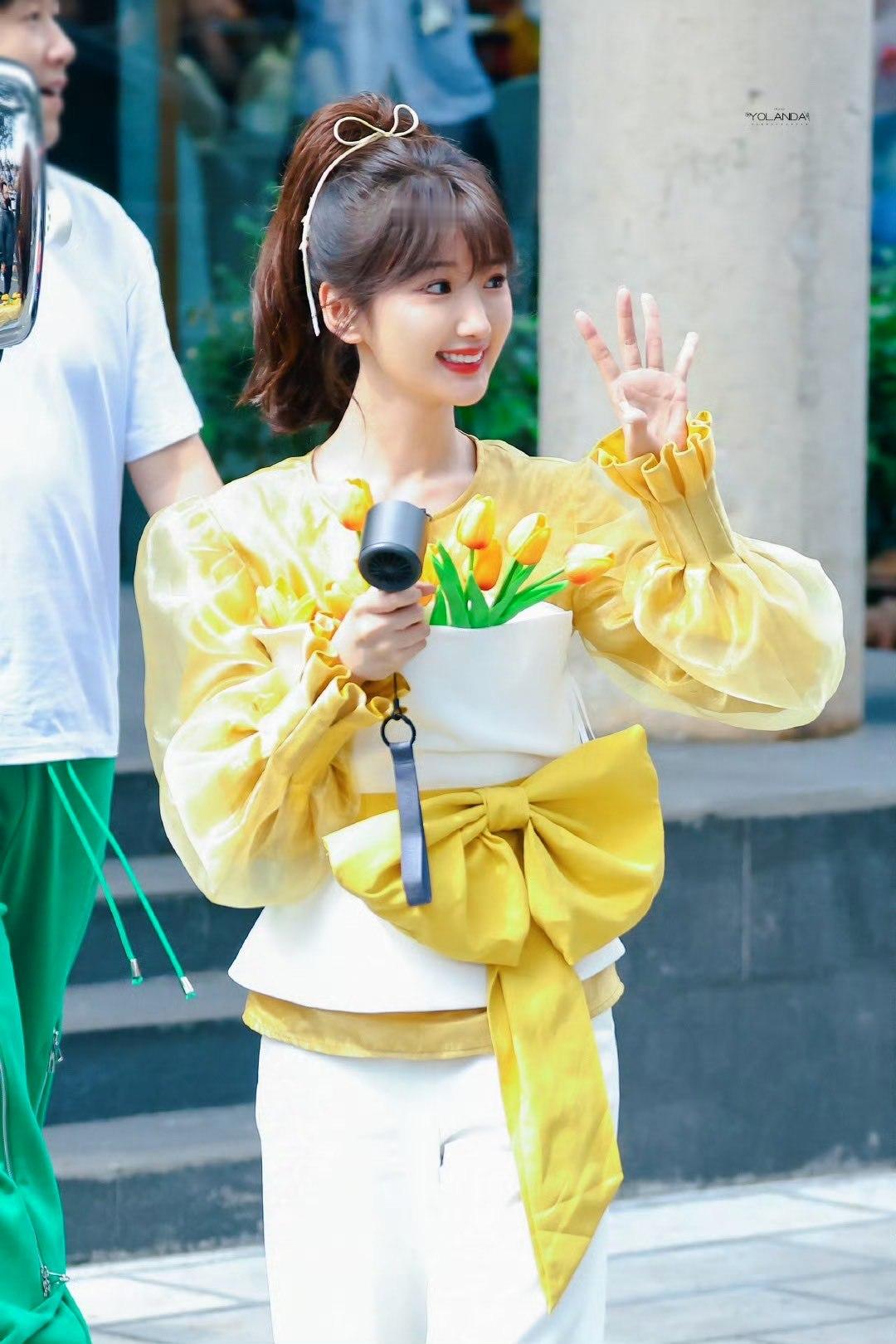 #毛晓彤郁金香仙子#毛晓彤你也太可爱了吧！青环里cos郁金香好好看啊！黄灿灿的奶