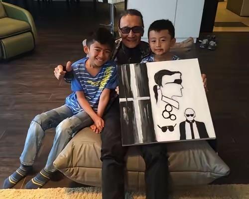 谢贤九成遗产留给两孙子这才是人间清醒，生前怎么浪都无所谓，死后都惦记着孙子儿子。