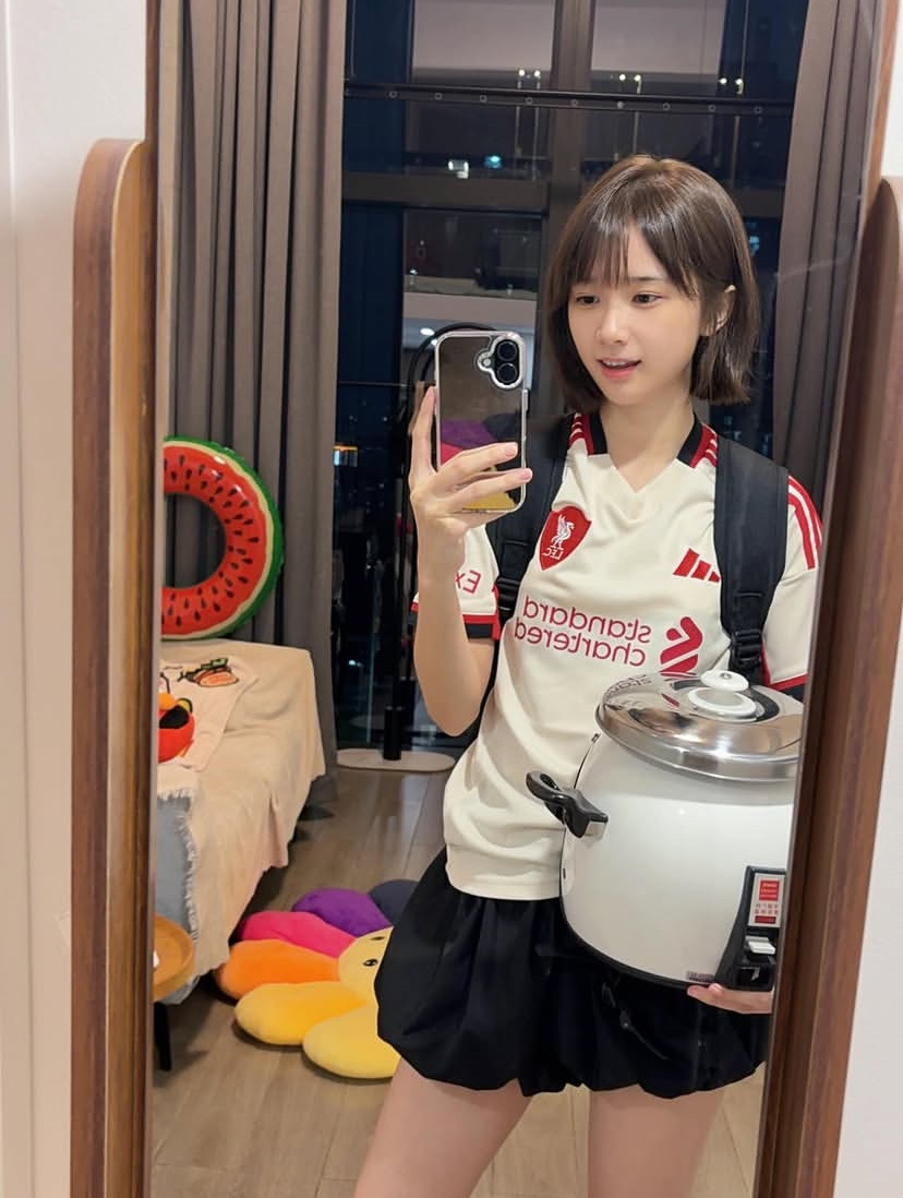 出得去威，實要戴頭盔！個女仔同件衫還有個電飯煲頭盔match得幾好👍😌 