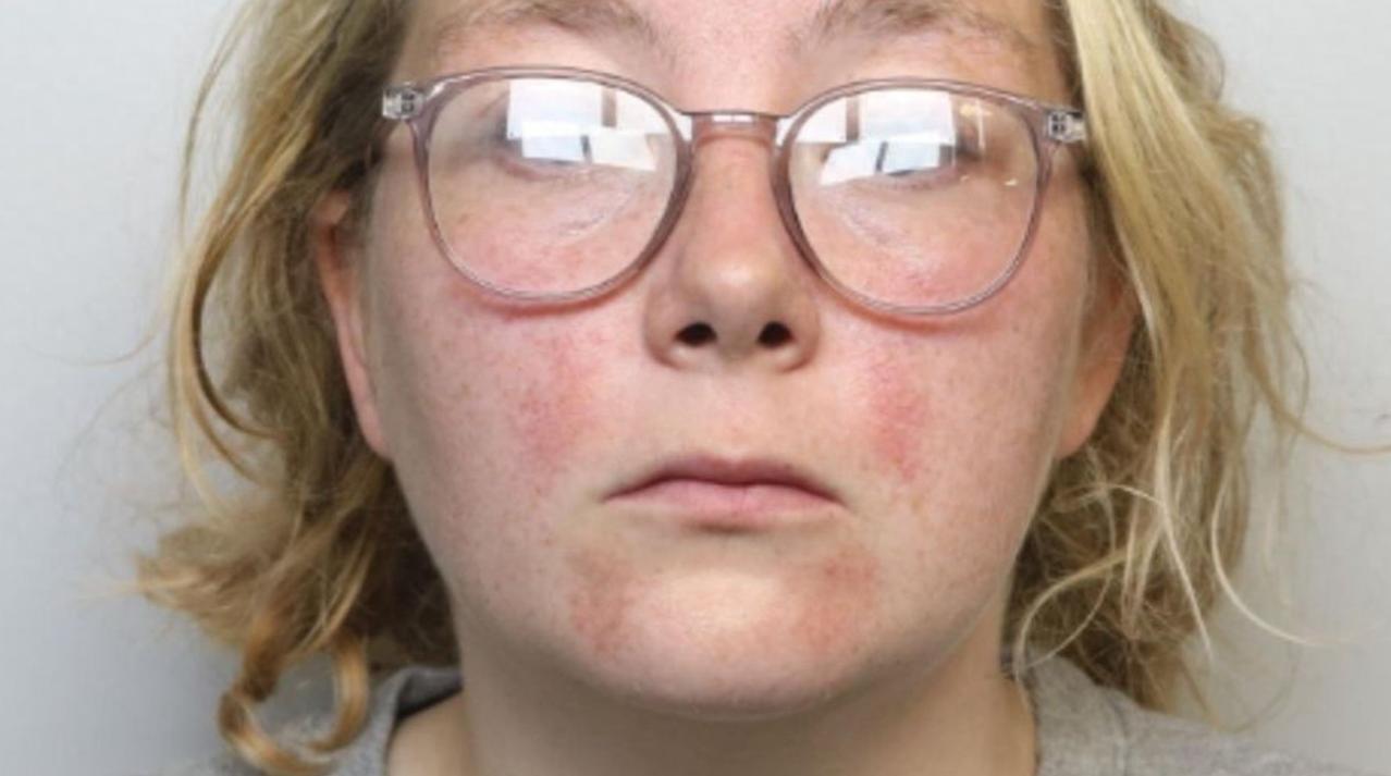 诬告10名男子强奸、导致多人失去工作和伴侣，英国一女子被判入狱四年半。

英国天