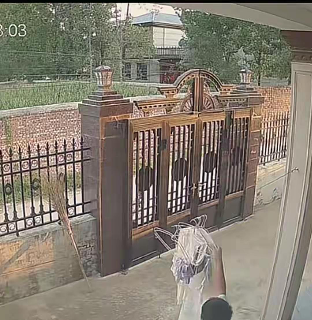 好恶心！男子偷女邻居内裤，长相曝光，全网社死，家人跟着丢脸
 
简直毁三观！河南