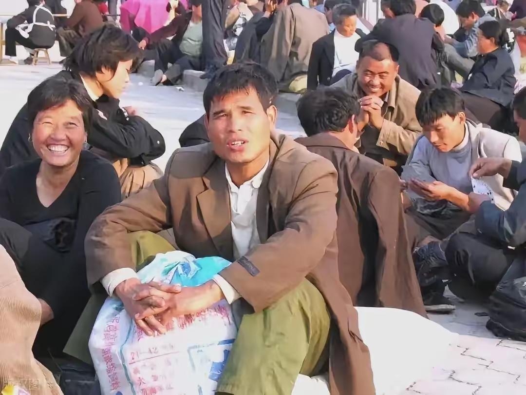 防止规模性返乡滞乡，初心是好的，但为什么会出现这种情况？
故乡，可能真的会成为一