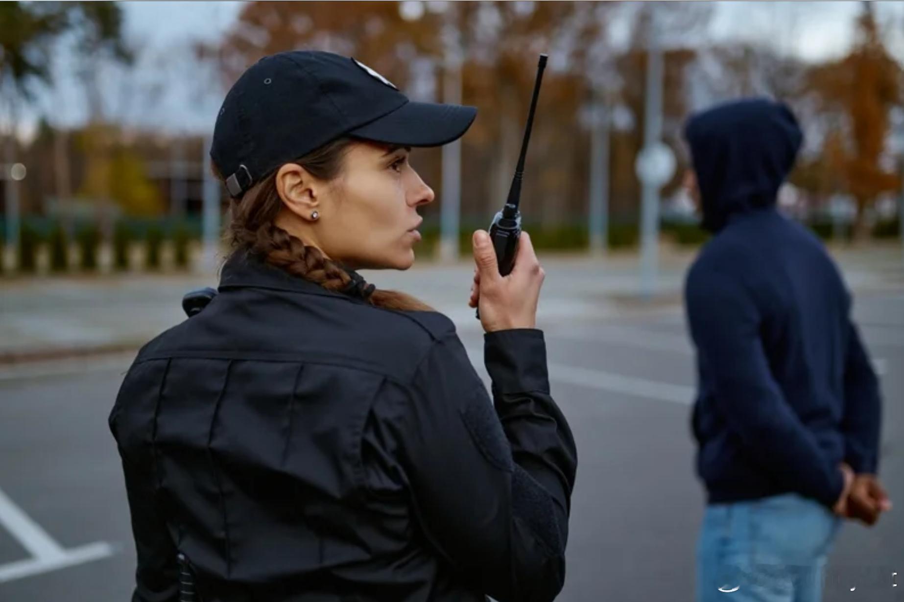 英国女狱警与重刑犯私通 传裸照、性感内衣照获刑6个月入狱海外新鲜事 英国一名年轻