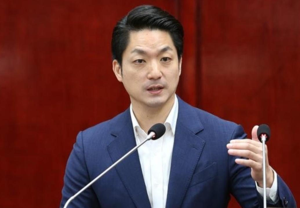 记者问蒋万安：你是台湾人还是中国人？蒋万安的回答出乎预料。他说：我是台湾人，是台