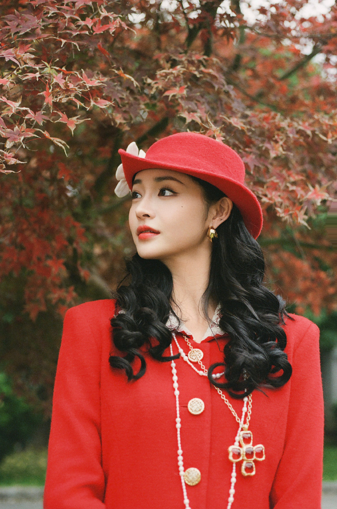 周洁琼80年代生日大片 复古美人来啦！80年代生日大片真的好美啊，红色小洋裙造型