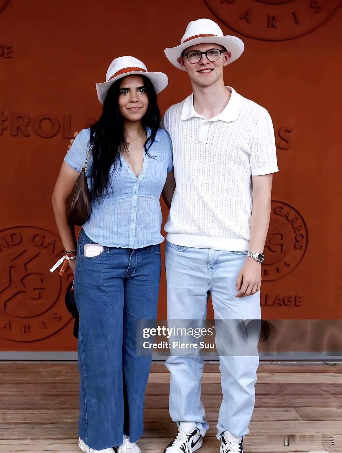 勒布伦兄弟当中的弟弟，f勒布伦和迪亚兹妹妹这是官宣了吗？
外协运动员有恋情不避讳