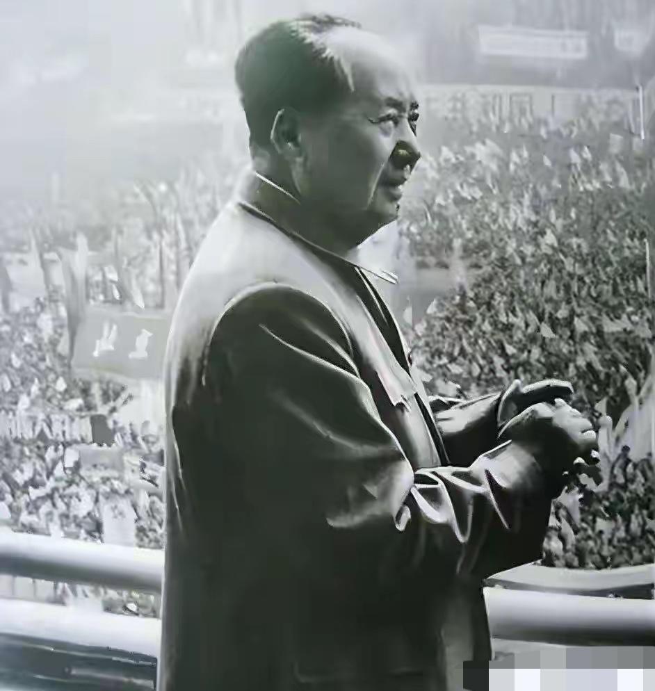 别再只说他伟大了，外国学者的评价，才真正戳中核心！我们常铭记他缔造新中国的功绩，