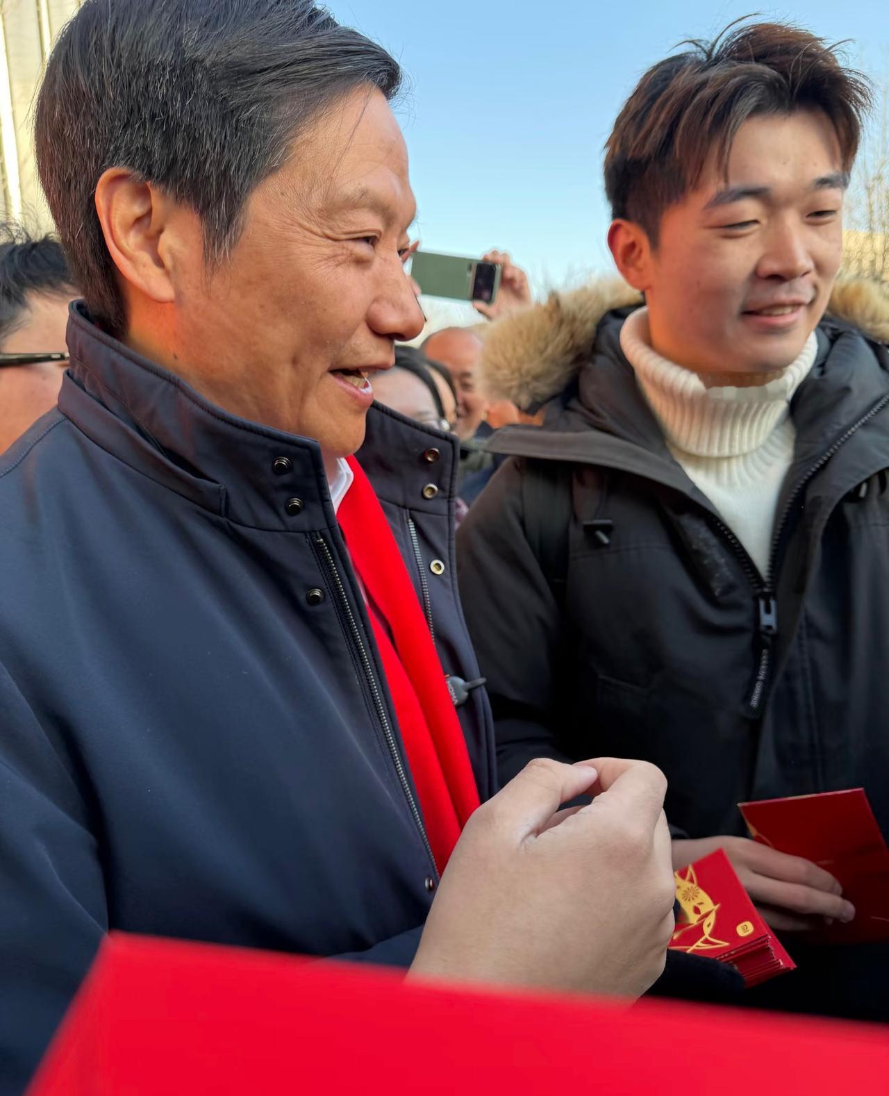 马年开工第一天，雷军给员工发红包。

2月24日，马年开工第一天。雷军携小米高管