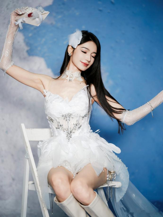 代斯三公天使降临绝美造型解锁天使模样，圣洁氛围感萦绕全场。动作流畅利落，气质脱俗