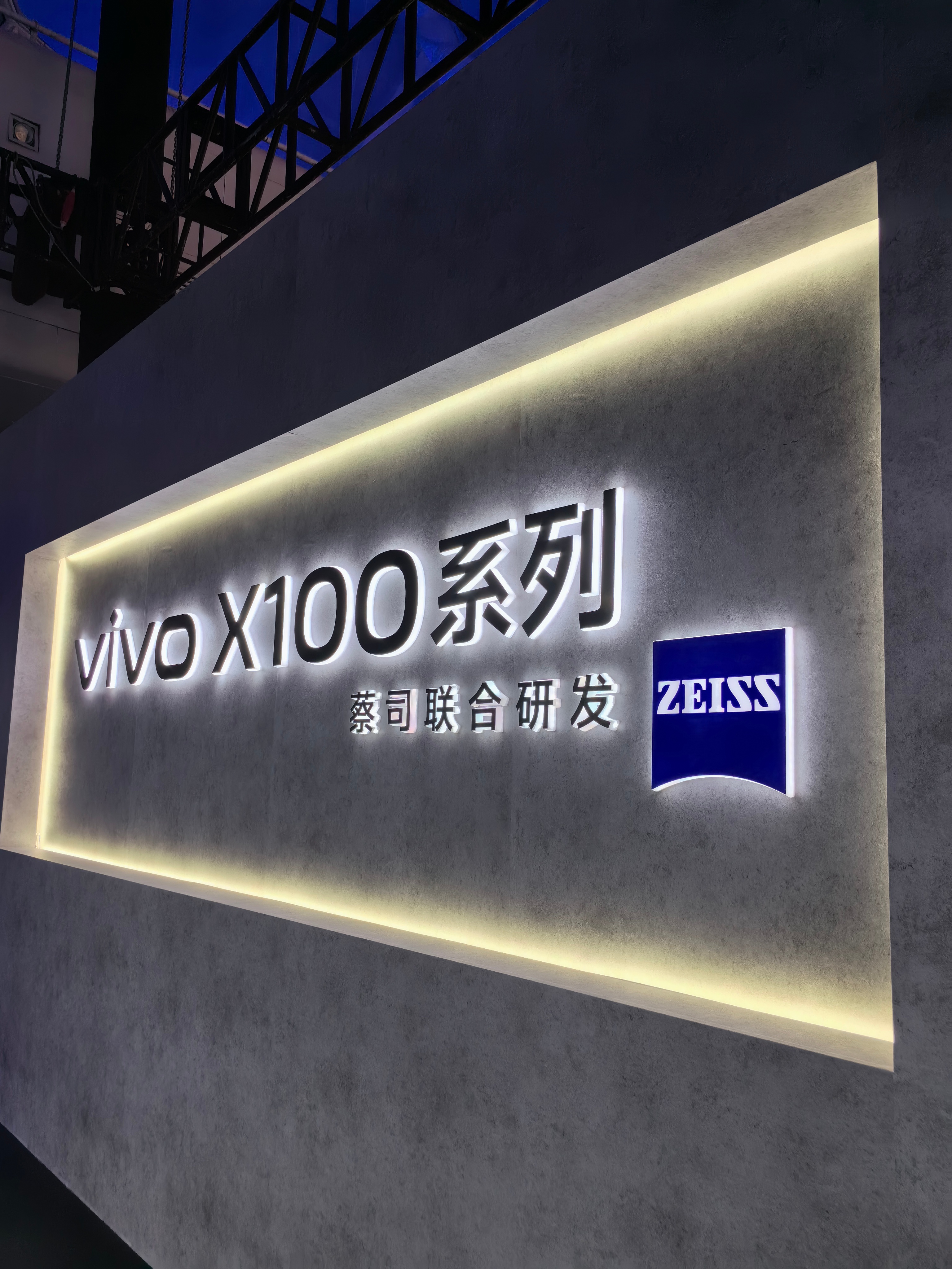 X100系列是vivo新款影像旗舰，是基于天玑芯片平台打造，首发天玑9300。蓝