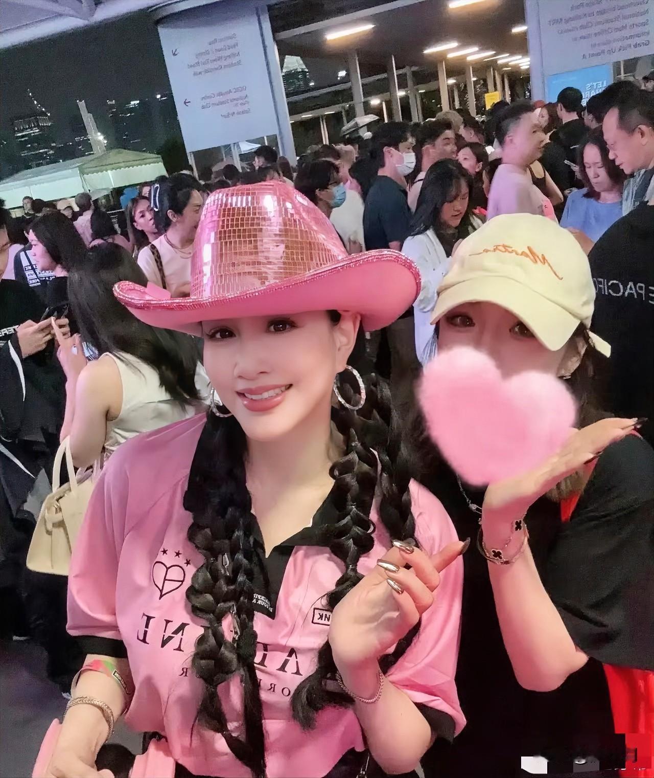 不羡慕钟丽缇老牛吃嫩草

但佩服她心态一流！

你看她50多了，还跟个小姑娘一样