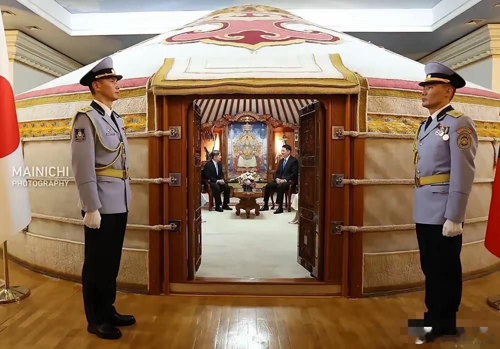 一张照片，看出蒙古国的落后！这是蒙古总统会见日本天皇的场景，就在蒙古国家宫的室内