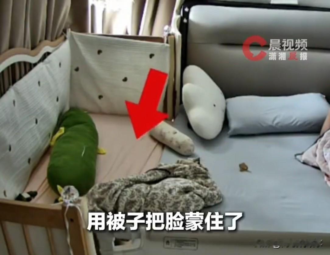 清晨7点，宝妈和宝宝睡得正香。宝宝被子蒙头快要窒息，小猫赶紧去扒，但扒不开。它急