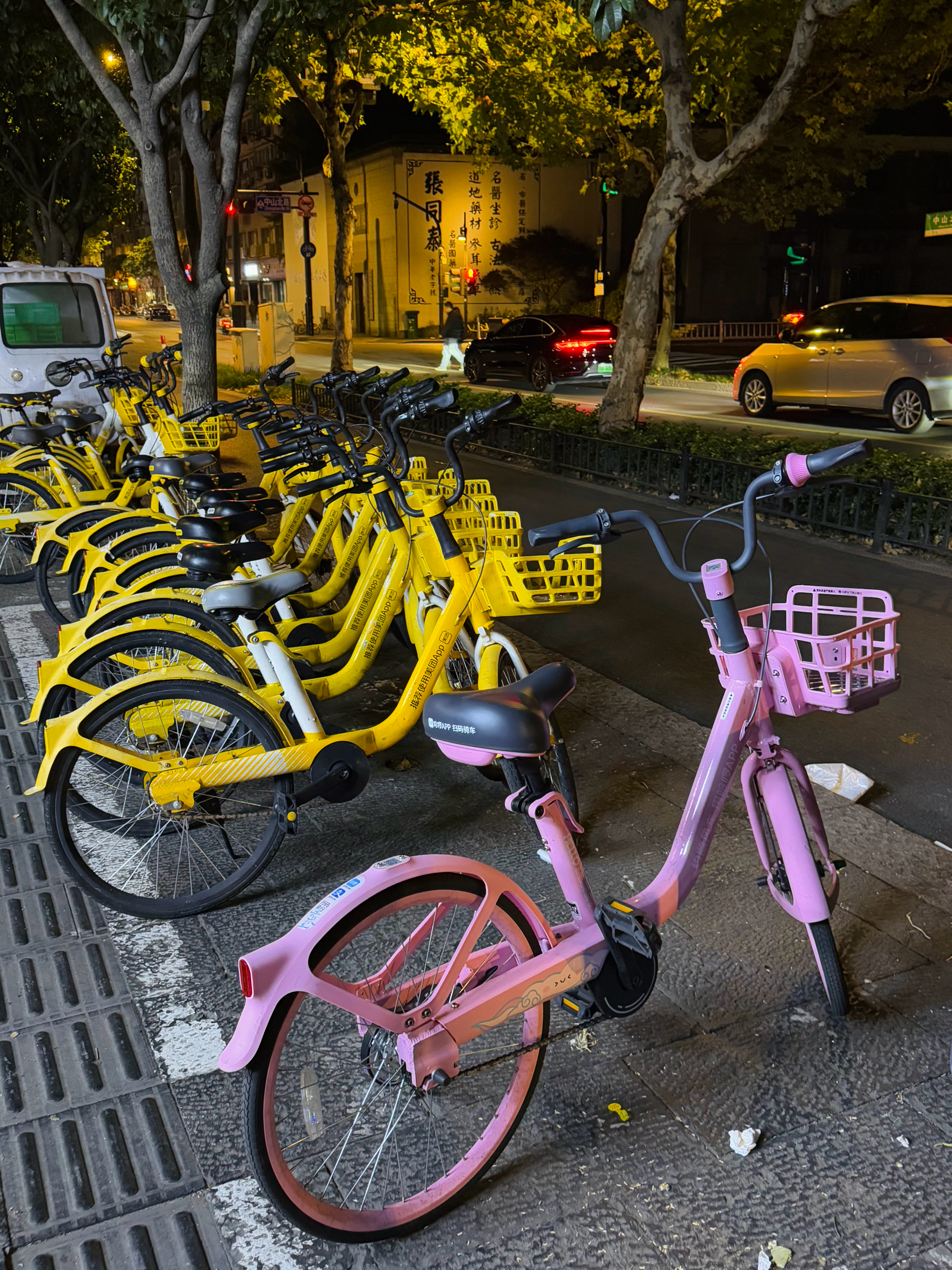 哈啰继小蓝之后 杭州啥时候有的小粉哇怪好看的你们选哪个颜色 