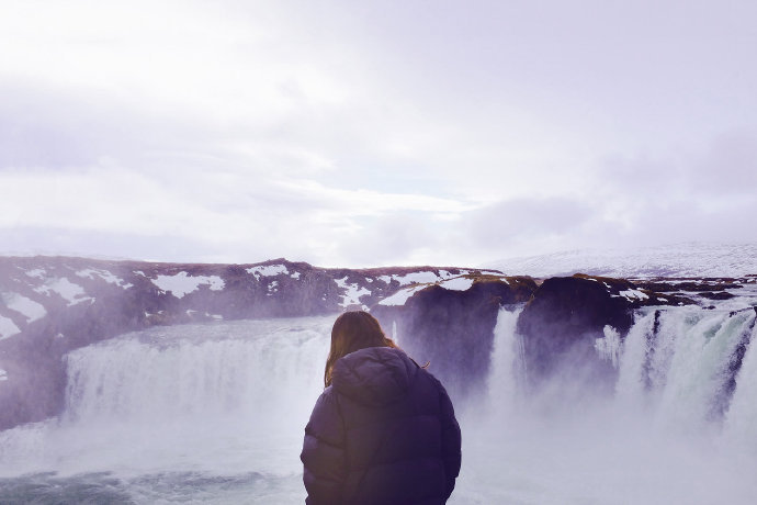 人们宁愿去关心一个蹩脚电影演员的吃喝拉撒，而不愿了解一个普通人波涛汹涌的内心世界