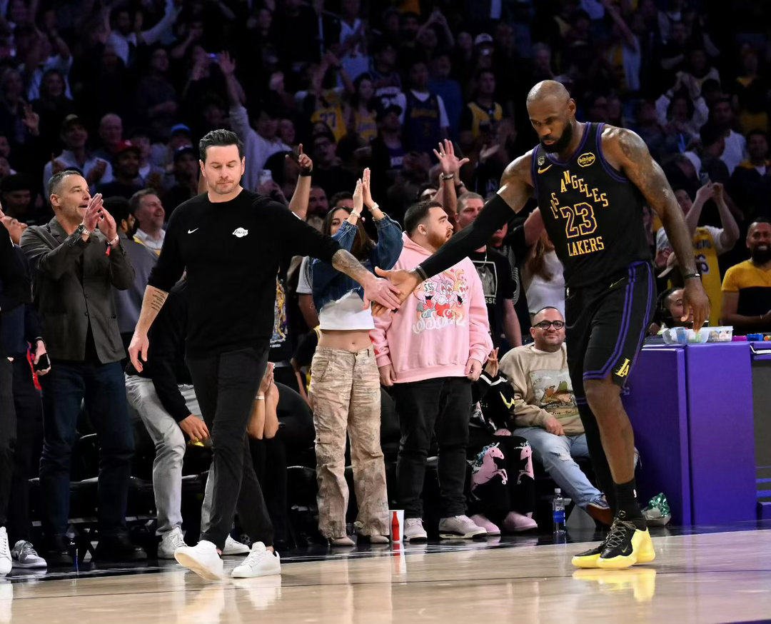 伟大 无须多言！詹姆斯洛杉矶湖人