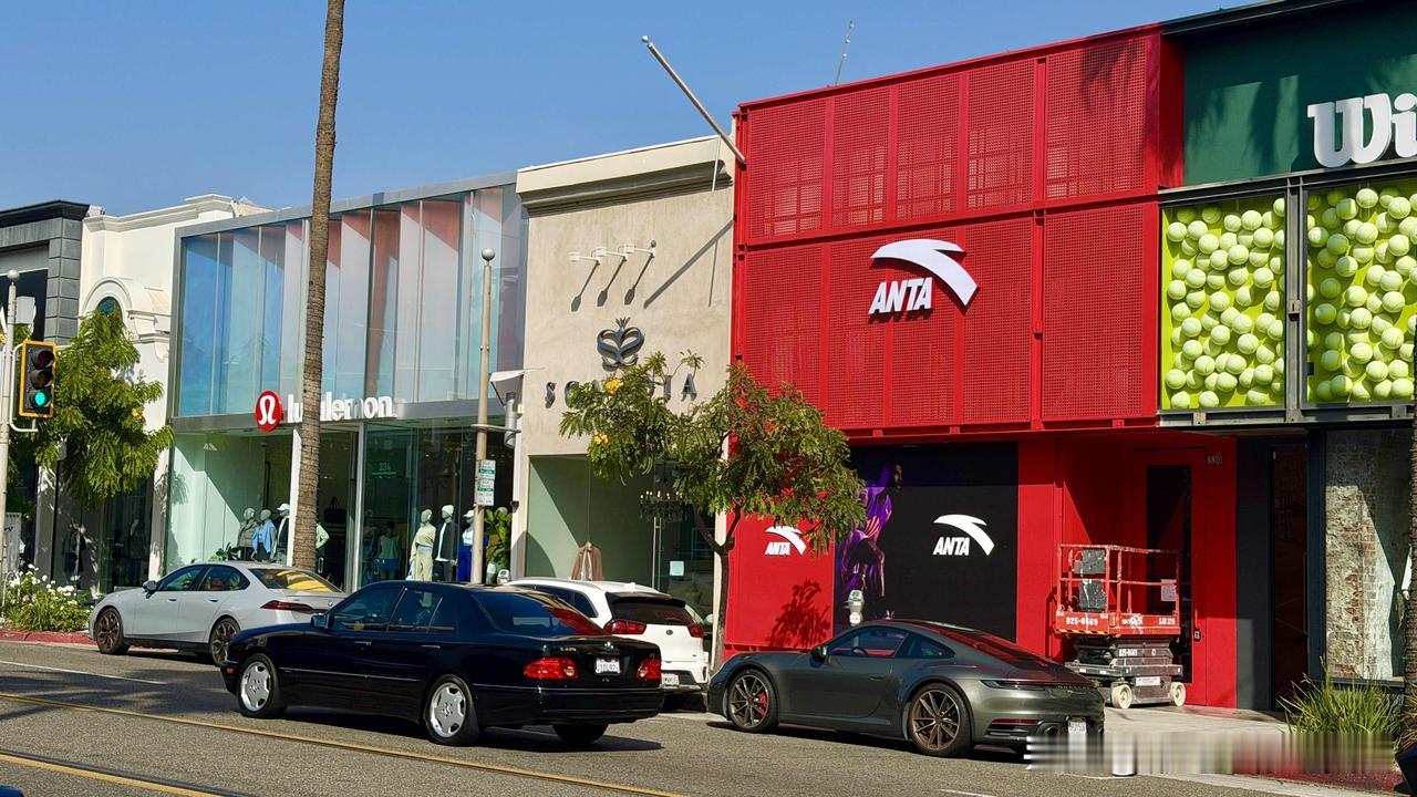 安踏专卖店
开进了比佛利的三角商业区。
中国红的色彩很抢眼！
@安踏体育官方 安