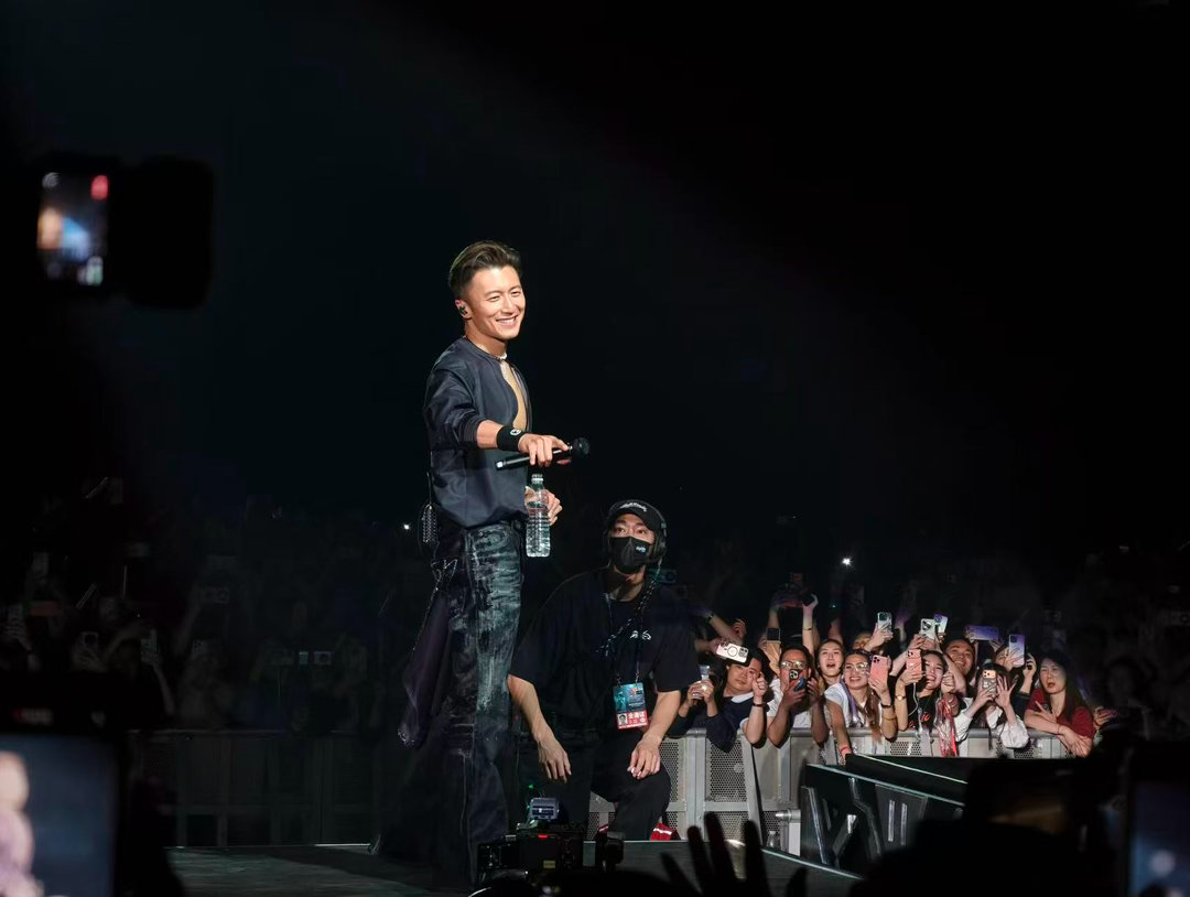 谢霆锋把耳麦扔了 耳麦：我出问题了。谢霆锋：那你走吧。一把拽下来直接扔了，拦都拦