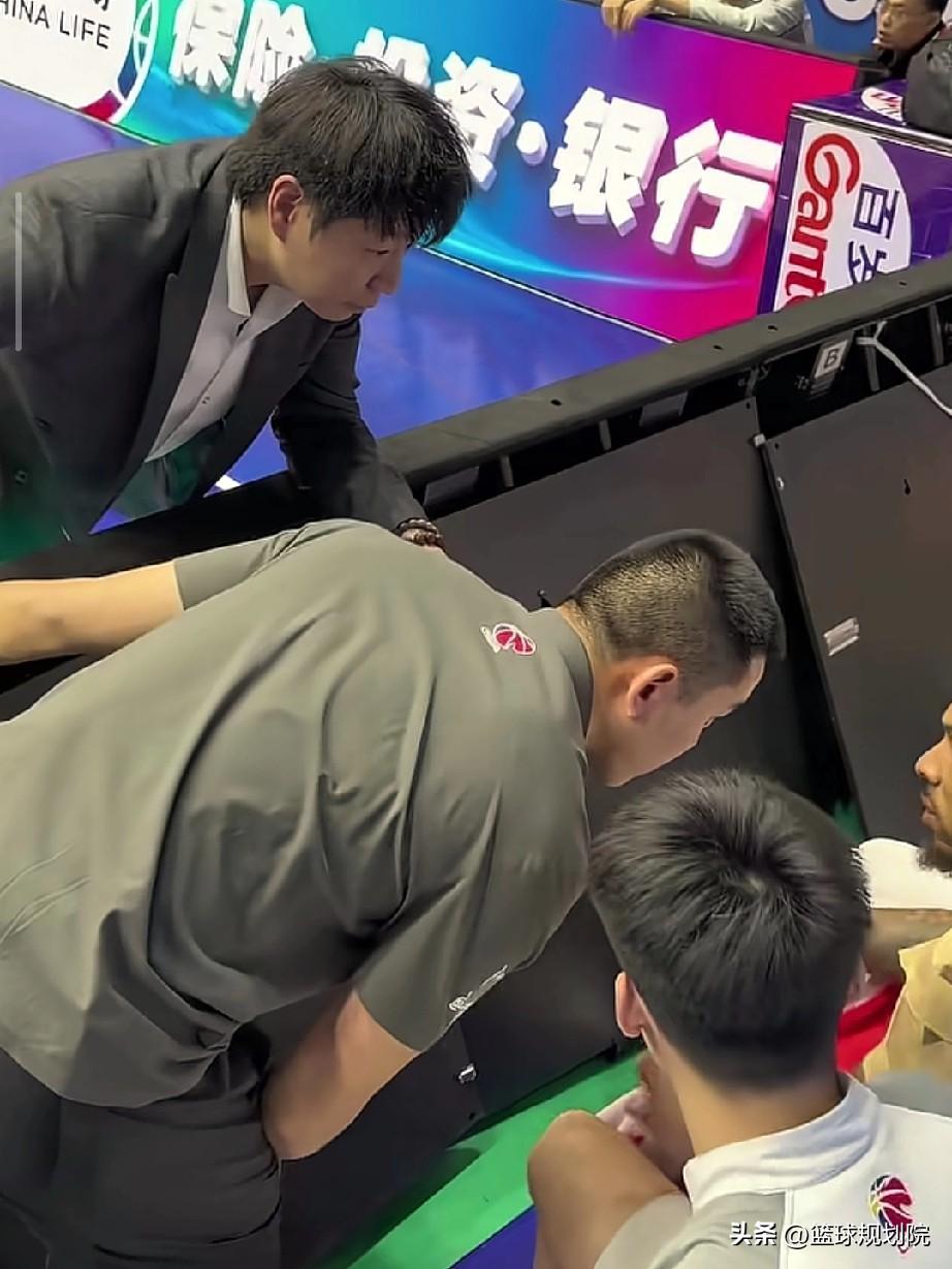 邱彪指导是真不惯着外援啊！

山东男篮主教练邱彪指导对外援是真不惯着，大家可能看