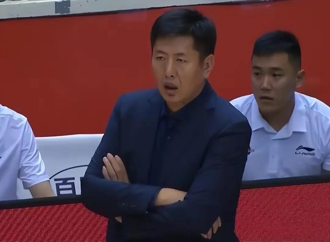 首先，山东男篮的传统和立足的根本原来是防守，现在似乎是丢了。
其次，三个外援沙约