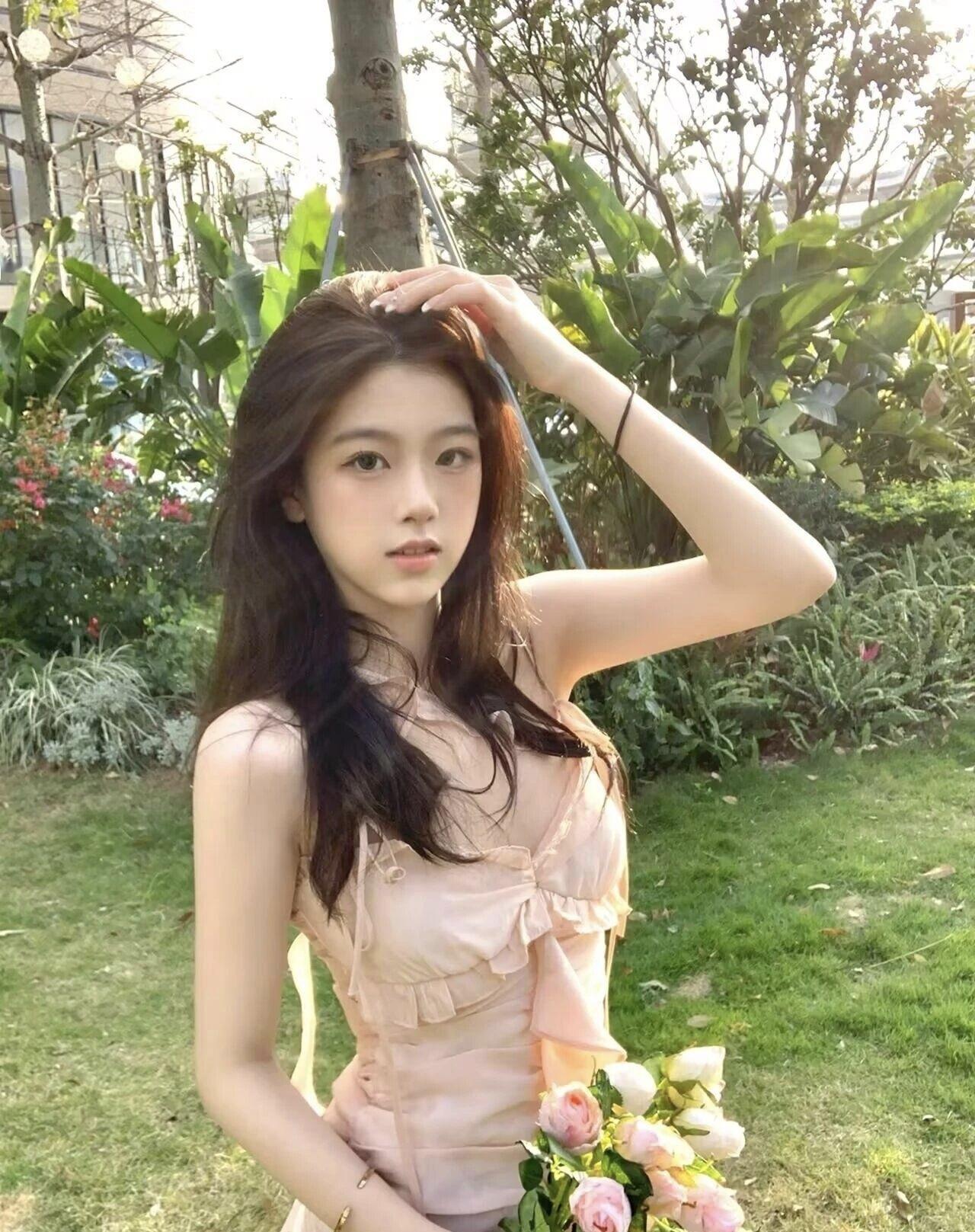 夏日花园中的少女，手捧玫瑰，清新自然。