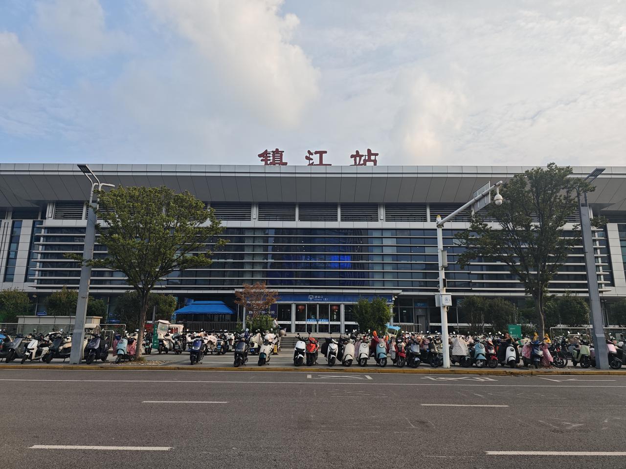 镇江站，江南第一强省的地级市火车站，居然乘客寥寥，候车大厅几乎空空如也。不知是否