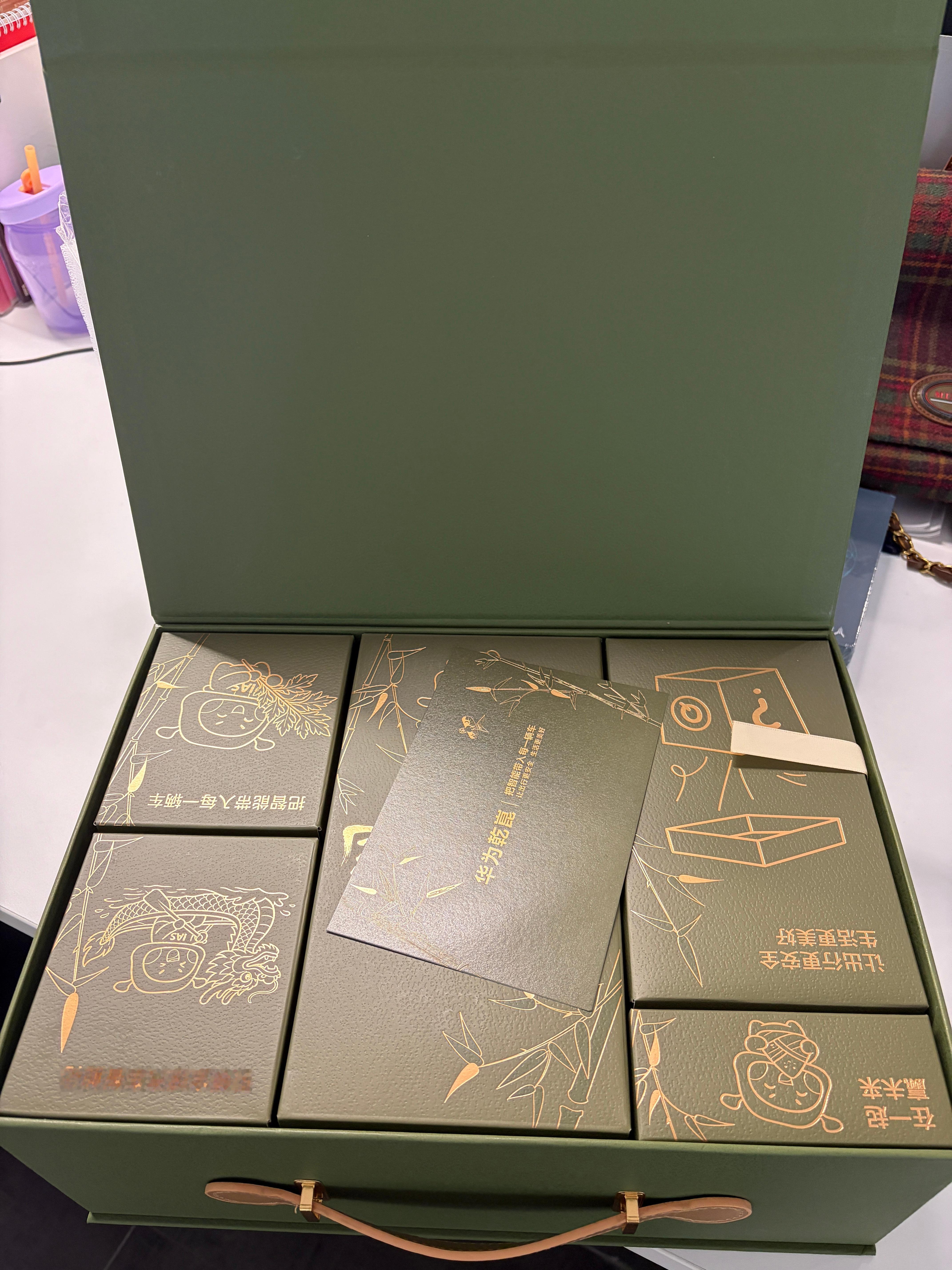 明天就是端午节了，提前祝大家端午安康给铁粉们抽个华为乾崑的【端午礼盒】吧，里面果