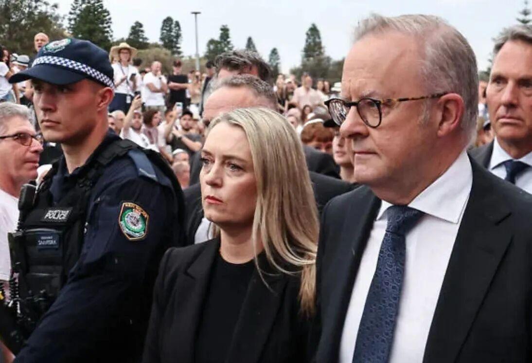 【穆斯林英雄艾哈迈德：今天，我与你们站在一起，我的兄弟姐妹们】

在悉尼邦迪海滩