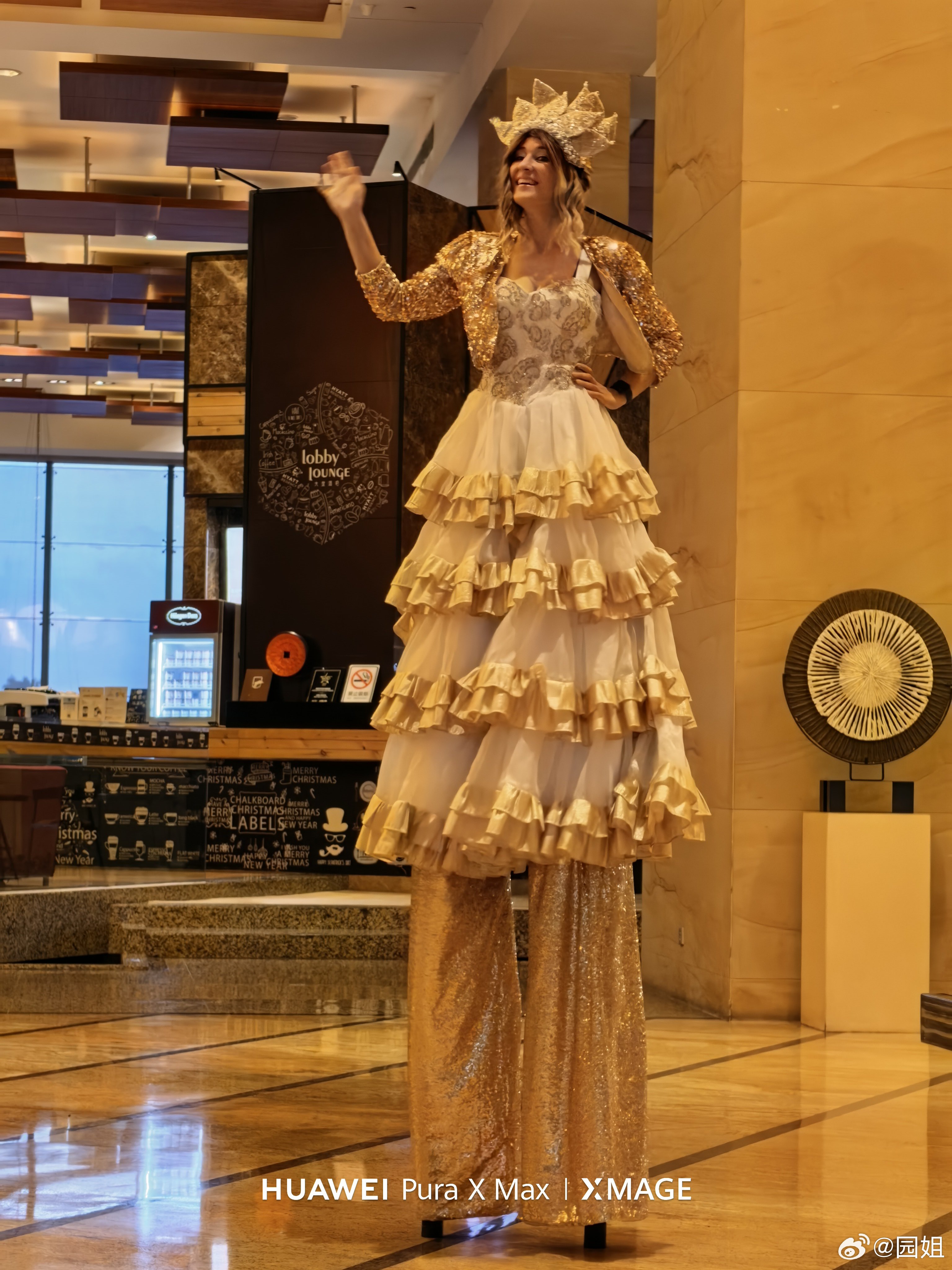 这个酒店有意思，每天都有这样的高跷人表演，配合拍照，还会配合互动，有意思吧。 