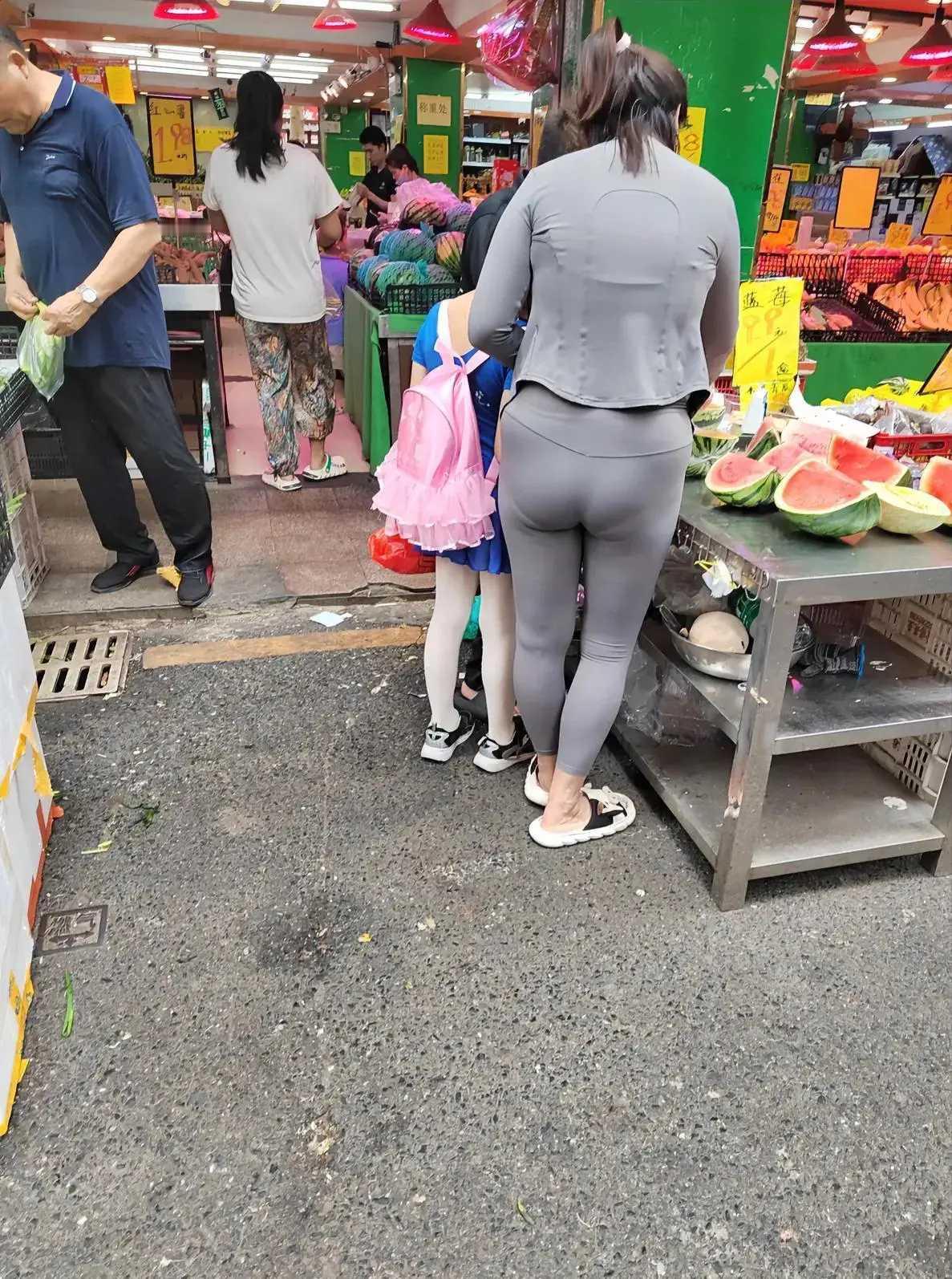 【真实街拍：辣妈携娃逛街装扮引热议，时尚观念颠覆传统】

今日，偶遇一位携带孩子