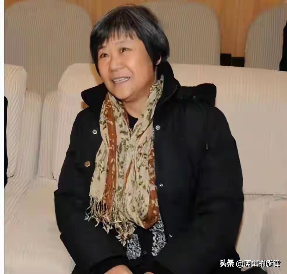 女儿时隔多年突接通知，替黄维领取抗战纪念章，接到电话时满心不敢置信
 
2015