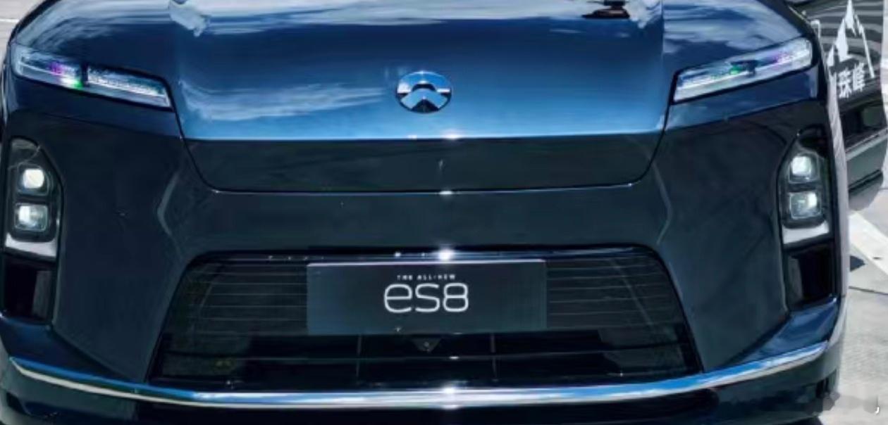 跟l90同理，第三代蔚来es8 为了前备箱大开口的实用性，前机盖接缝也是l90的