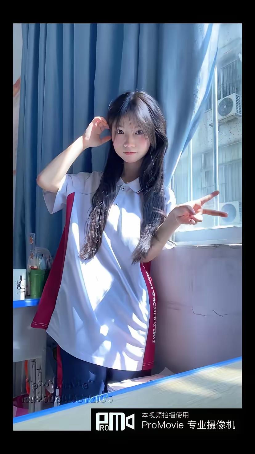  清纯感在你身上不是形容词，是自带的滤镜呀！眉眼清透，笑起来的时候眼里像有星星，