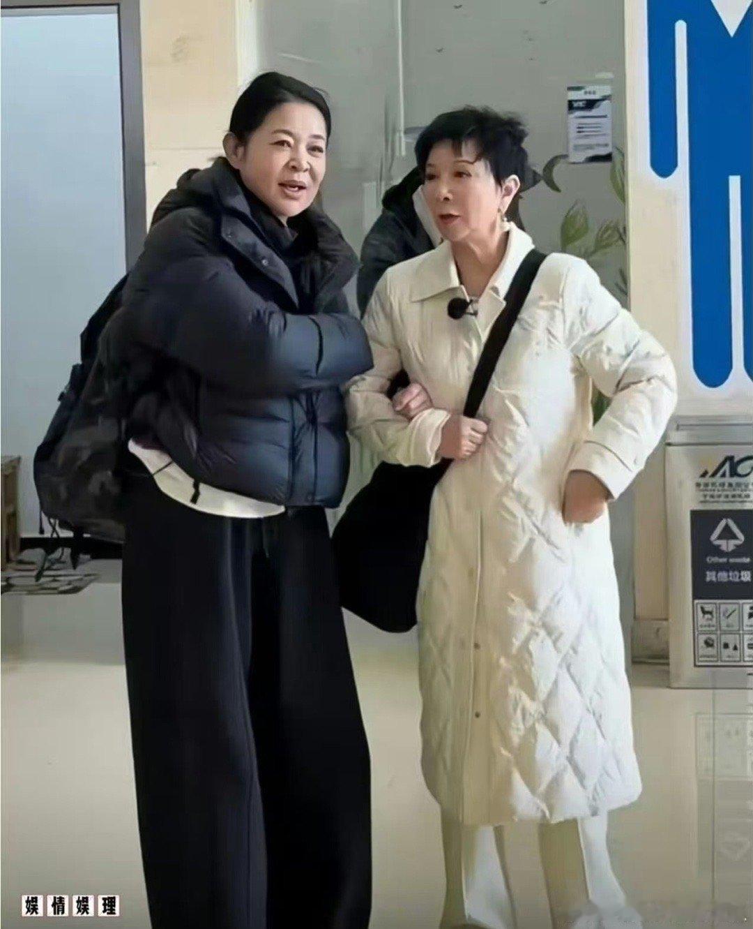 蔡明超30年的友谊谁不羡慕这样的友谊！蔡明的超30年情谊，见证了岁月变迁，也守住