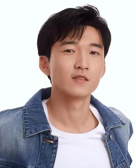 追剧《我的山与海》石云鹏在《纯真年代的爱情》里饰演女主费霓的亲哥哥费霆，他将老实