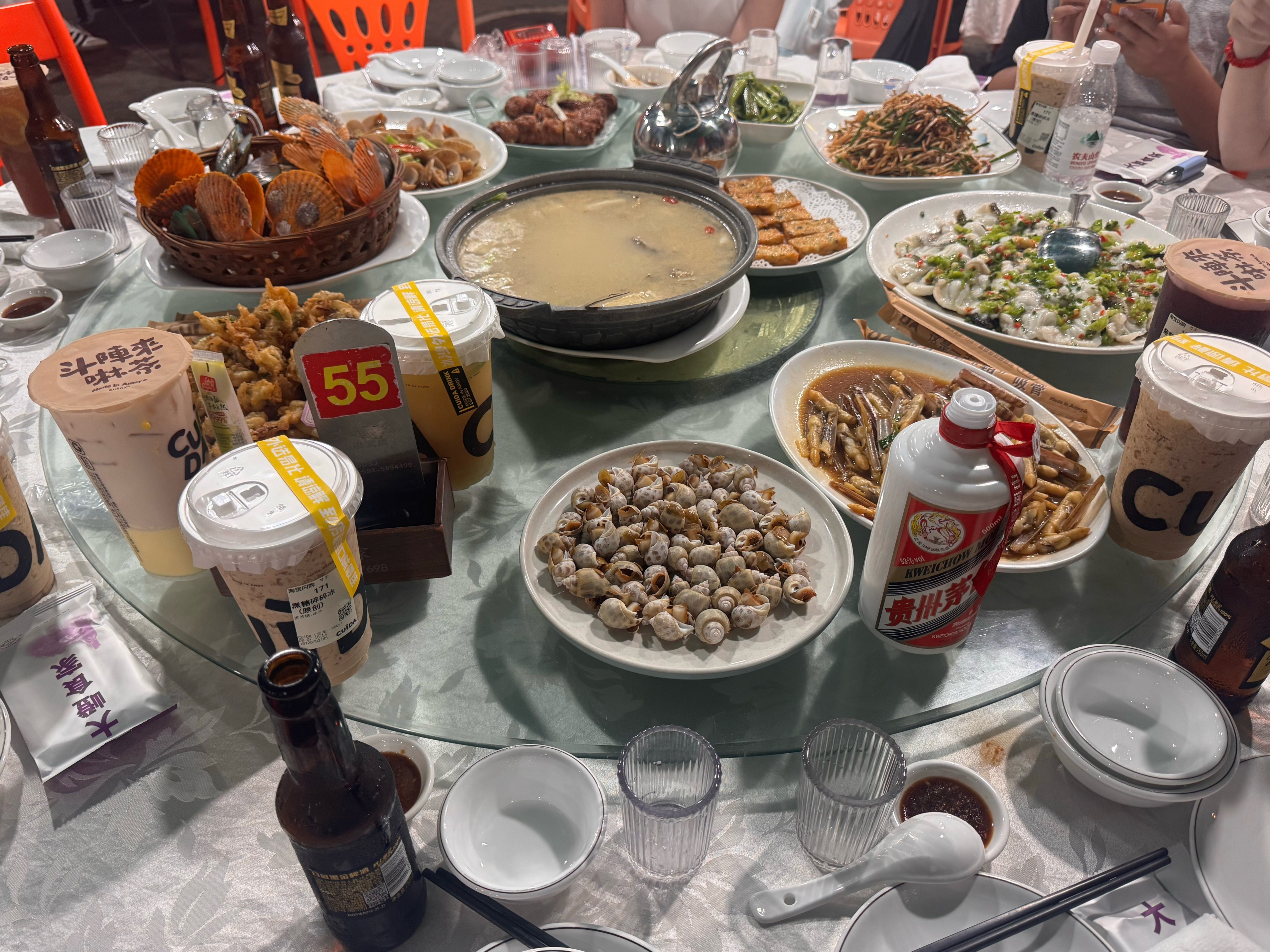 咱说厦门这个大排档，有点过于牛了，一个大院全是大排档，氛围好，好吃，还都挺文明，