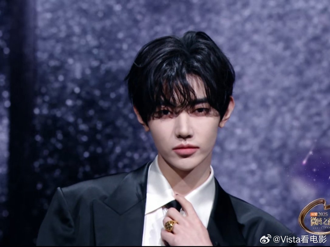 章昊内娱红毯首秀章昊在微博之夜红毯直播，状态真好微博之夜红毯微博之夜