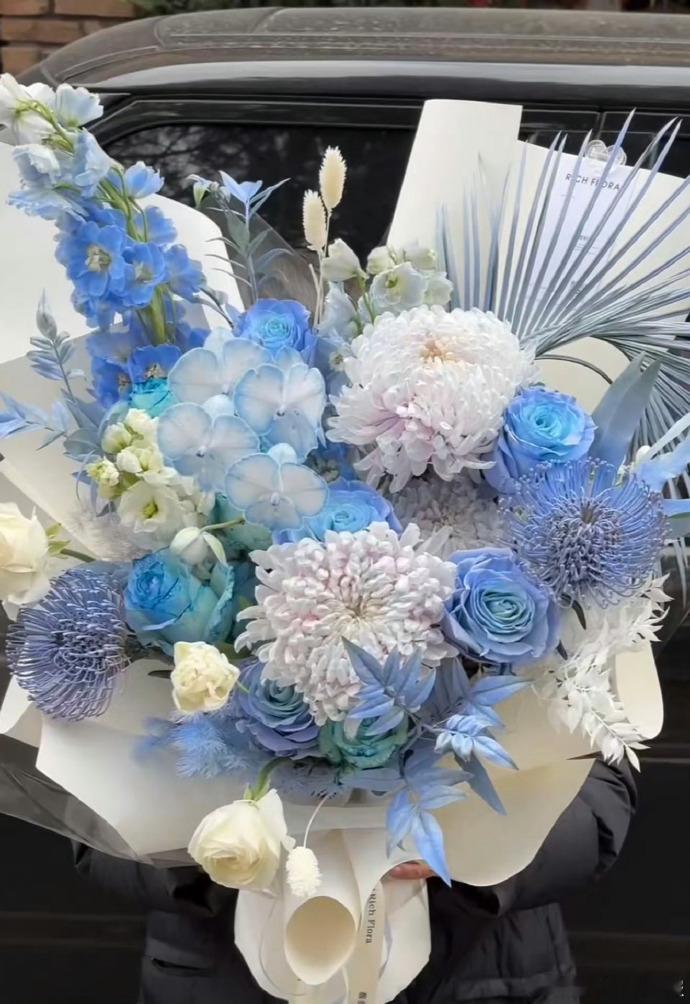 凤舞九天剧组给龚俊送花凤舞九天剧组给龚俊送应援色花 一束应援色繁花，一份专属偏爱