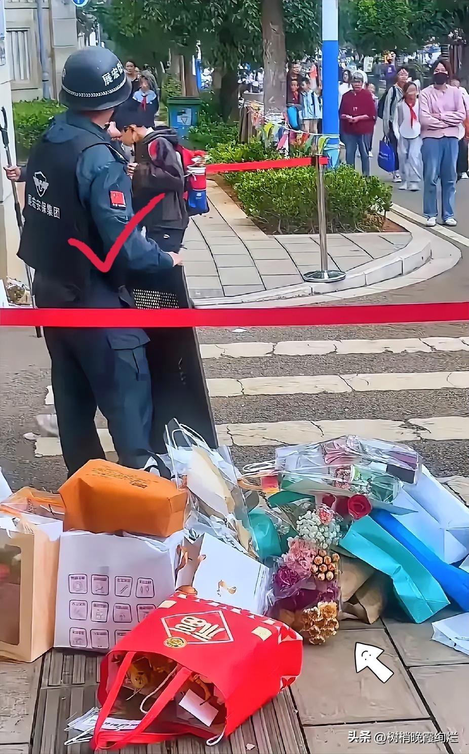 昆明这所小学也太刚了吧！
教师节校门口直接拦礼物，全国网友都在夸，这才是把“尊师