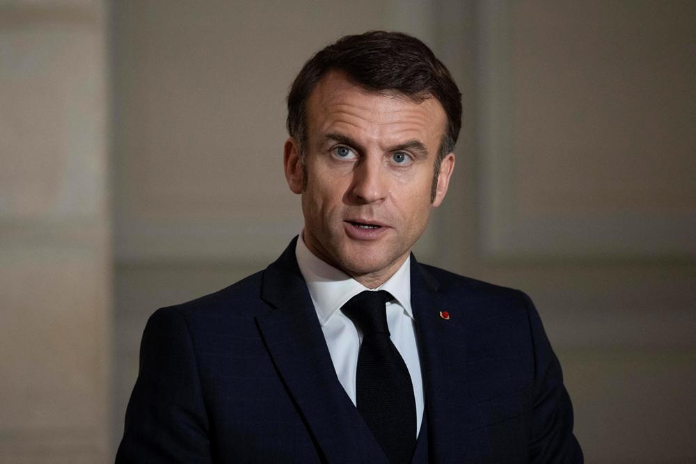 法国总统马克龙要求伊朗停止攻击邻国。

据俄罗斯卫星通讯社3月16日报道，法国总