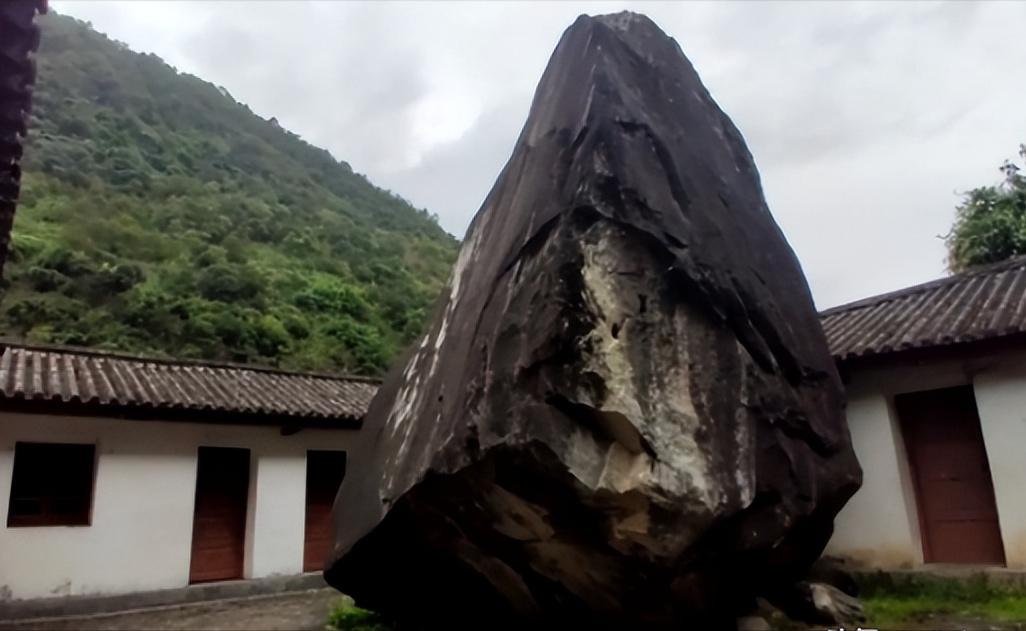 [微风]1983年怒江一中学突然飞来一颗500吨的巨石，稳稳地立在院子中央，并且