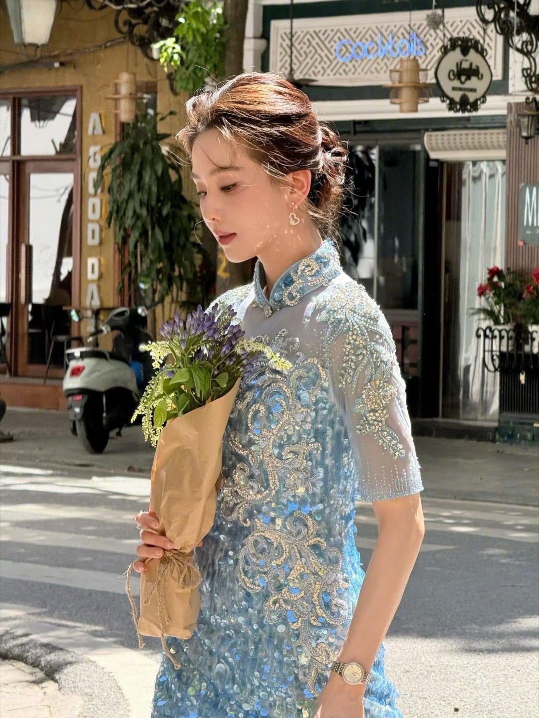 刘诗诗旗袍簪花 刘诗诗雾蓝旗袍衬温婉，非遗簪花点青丝，一颦一笑皆是东方诗意