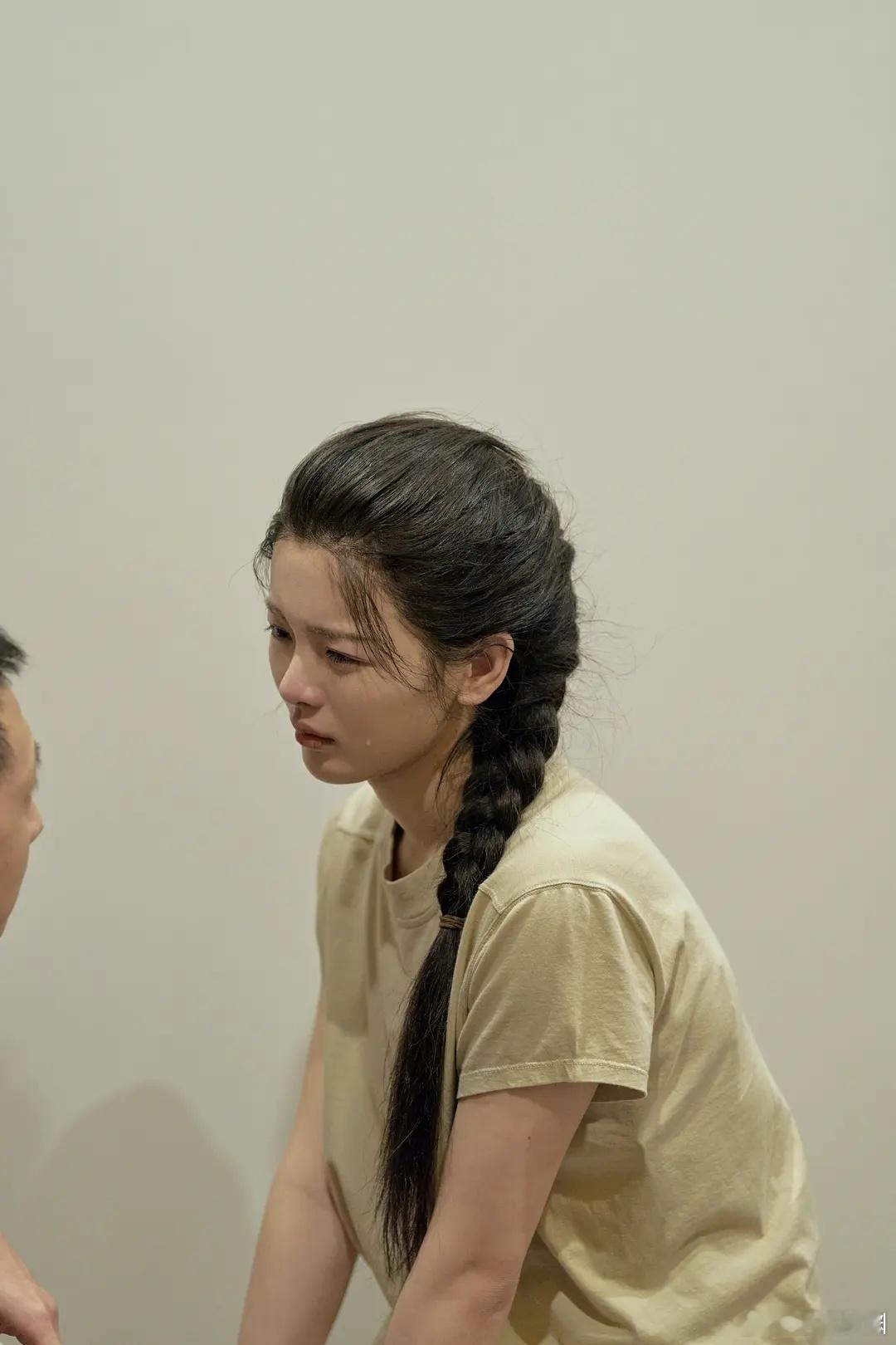 你好疯子话剧排练图，杨超越身上好强的破碎感 ​​​