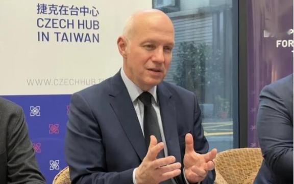 比立陶宛还疯狂！欧洲小国捷克，为何铁了心跟中国过不去？

 

捷克在欧洲中部，