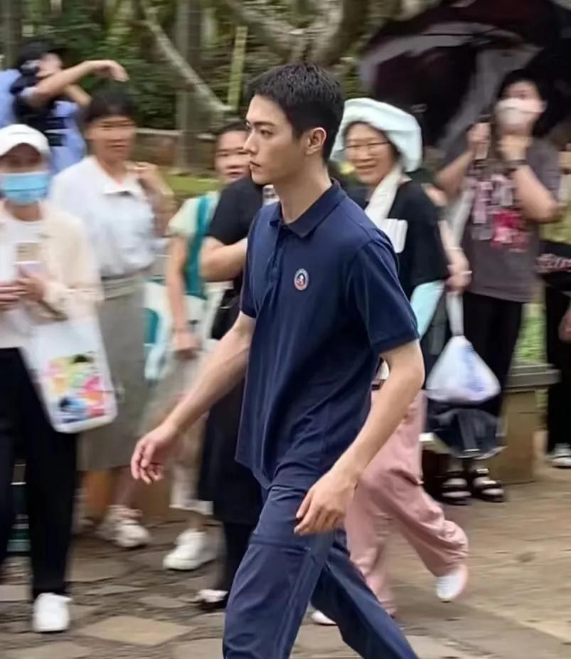 男明星，果然越素越好看，王一博是这样，许凯亦是如此。

近日，许凯新剧《火场追凶
